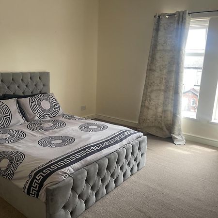 Stylish 1-Bed Apt - Sleeps 4 - Parking - Wifi Manchester Buitenkant foto